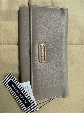 Alexis bendel wallet